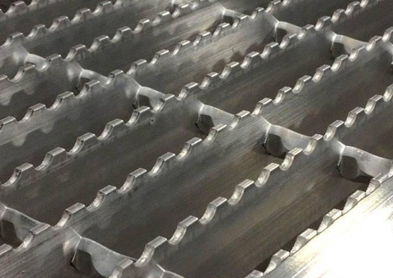 Низкоуглеродистая стальная дорожка Q235 скрежеща Serrated тип на проступь лестницы 25*5mm